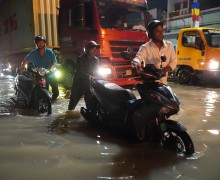 Quốc lộ nối TP HCM - Bình Dương ngập sâu, ùn tắc kéo dài